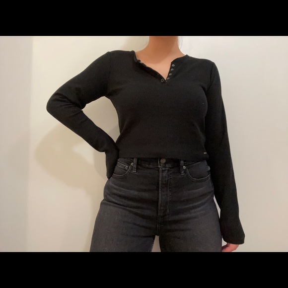 Fine black long sleeve from Hollister 🖤 - Picture 1 of 2